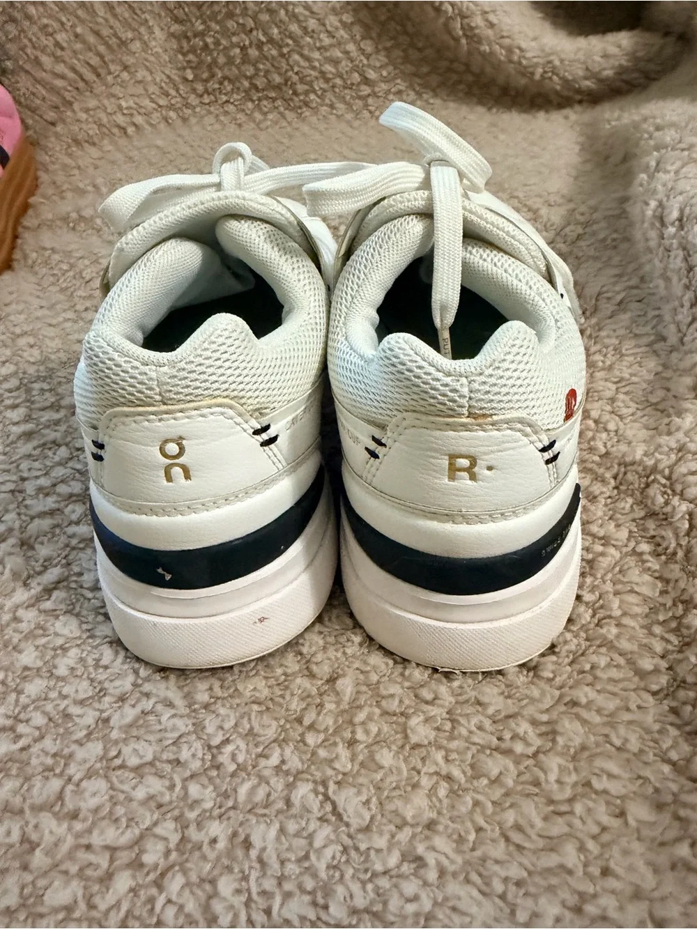 On The Roger Women’s Sneakers – Size 7